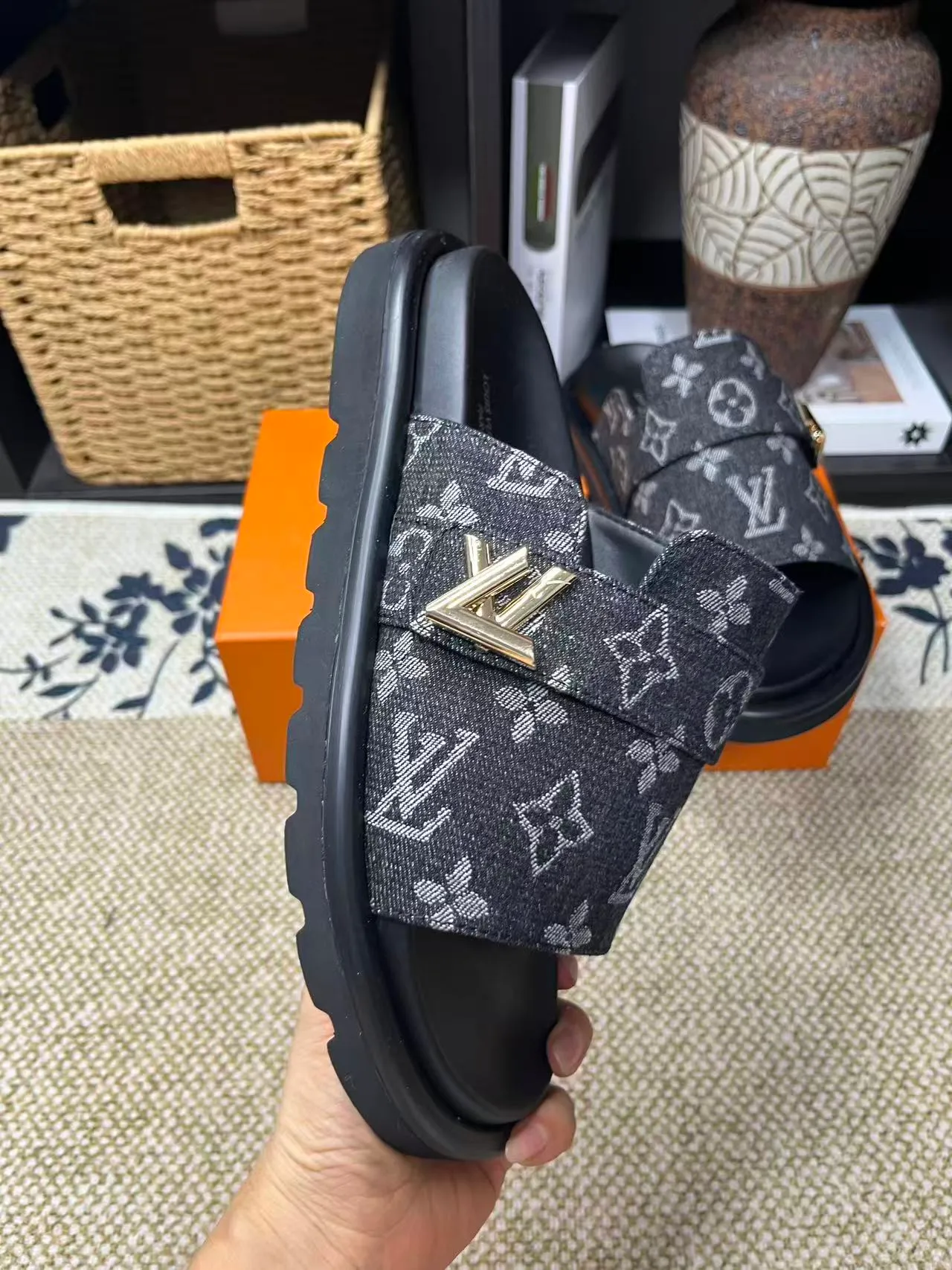P340 [New Style] [LOUIS VUITTON] Louis Vuitton, LV printing, men's and women's slippers are now on the market, packed in drawer boxes with cloth bags and cards, the upper pattern looks very soft and waxy, and is a super versatile leg slimming tool. Fabric: imported denim/canvas/old fabric, LV hardware LOGO, official website pattern printing, comfortable to wear, feet: high-elastic PU water table. Sole: foam sole, heel height: about 5cm. Code number: 35-46, 35, 45, 46 are custom-made and non-returnable. Color: multiple colors and styles available.